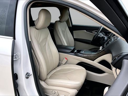 Used 2019 Lincoln Nautilus Reserve FWD image 9