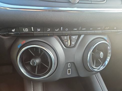 Used 2025 Chevrolet Blazer LT FWD image 17