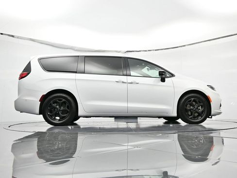 Used 2024 Chrysler Pacifica Select image 41