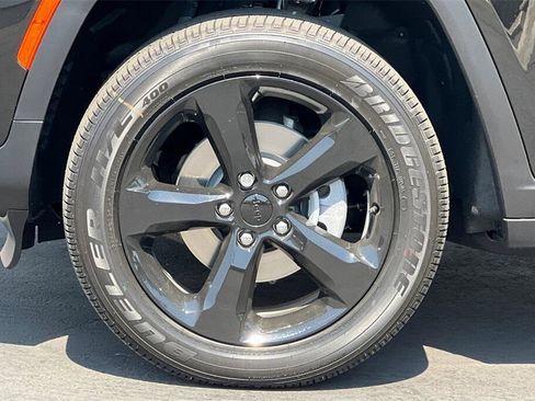 New 2025 Jeep Grand Cherokee Altitude image 25