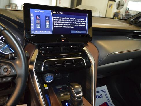 Used 2021 Toyota Venza Limited image 19