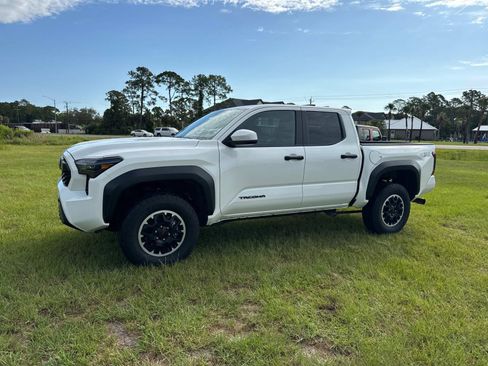 Used 2025 Toyota Tacoma TRD Off-Road AWD/4WD image 7