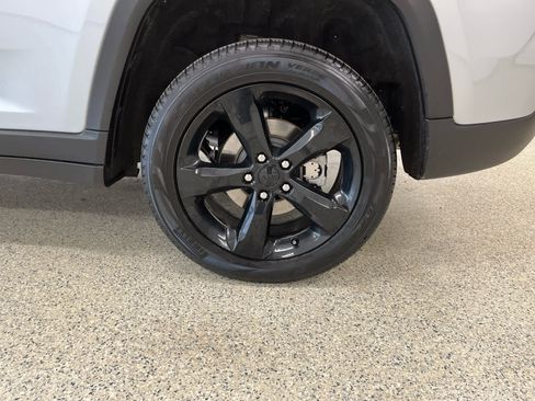 Used 2024 Jeep Grand Cherokee Limited w/ Black Appearance Package image 11