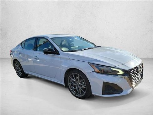 Used 2023 Nissan Altima 2.0 SR FWD image 3