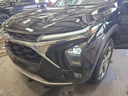 Used 2025 Chevrolet Trax LT w/ LT Convenience Package FWD image 39