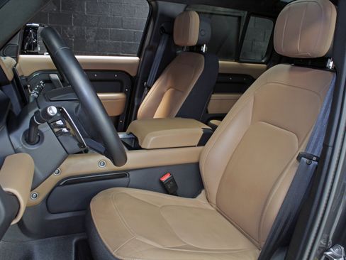 Used 2025 Land Rover Defender 110 V8 image 34