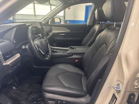 Used 2024 Toyota Grand Highlander AWD image 13
