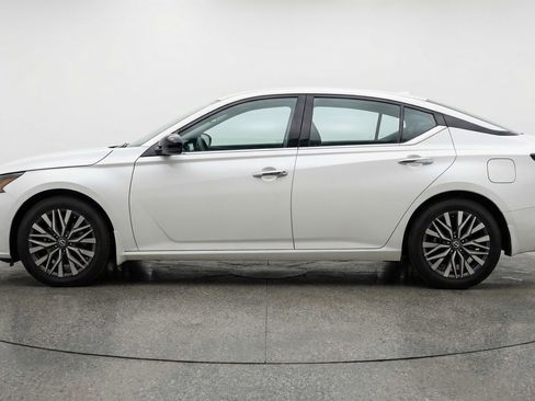 Used 2025 Nissan Altima 2.5 SV FWD image 4
