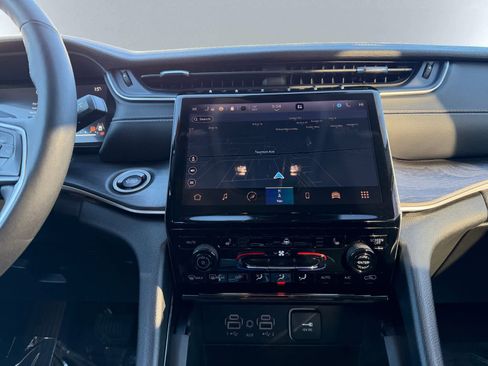 Used 2023 Jeep Grand Cherokee Limited image 14