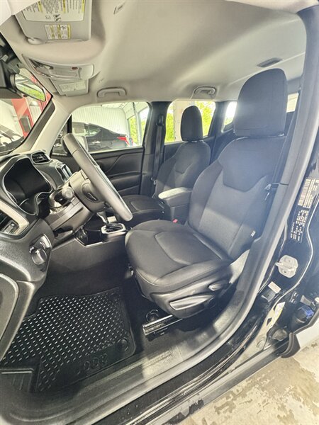 Used 2023 Jeep Renegade Latitude AWD/4WD image 6