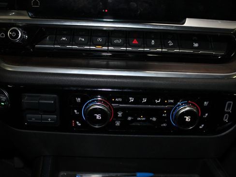 Used 2022 GMC Sierra 1500 SLT AWD/4WD image 32