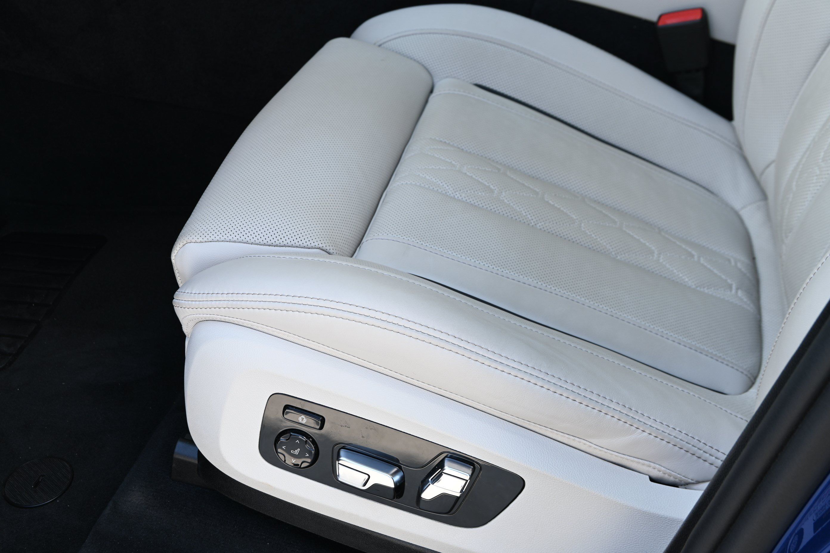 Certified 2026 BMW X7 M60i AWD/4WD image 30