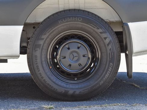Used 2021 Mercedes-Benz Sprinter 2500 image 10