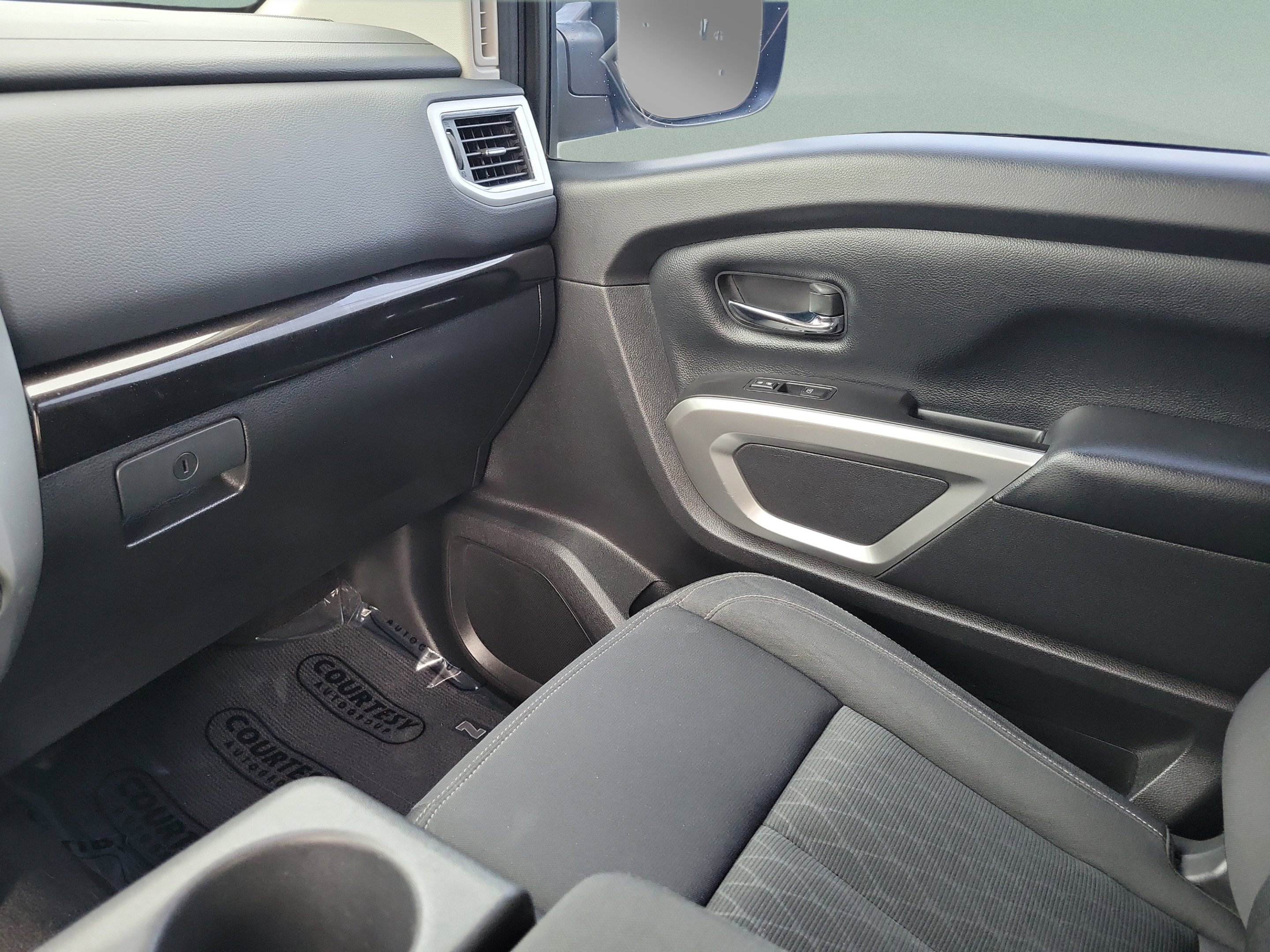 Used 2017 Nissan Titan SV RWD image 26