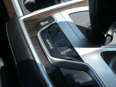 Used 2020 BMW 740i w/ Premium Package RWD image 22