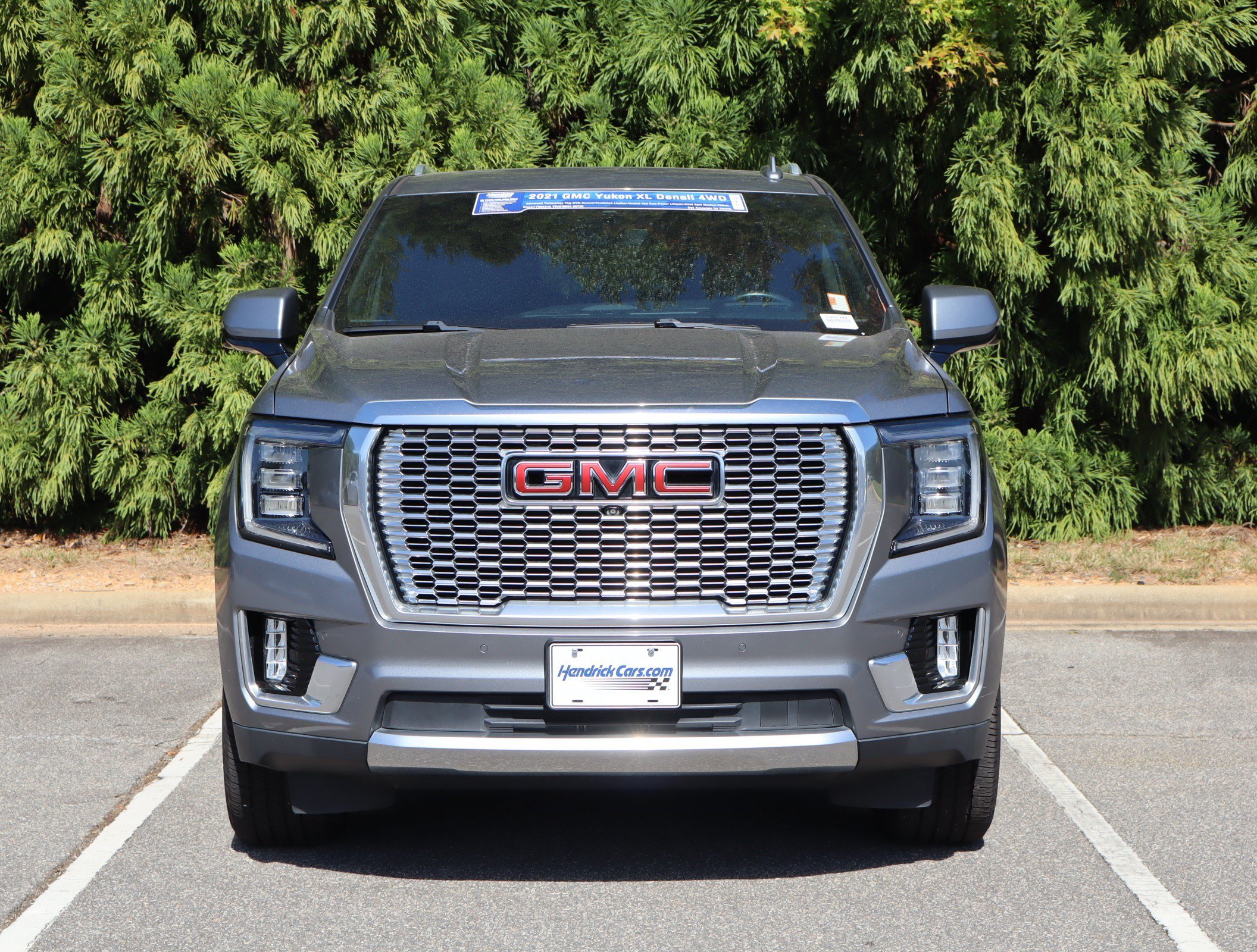 Used 2021 GMC Yukon XL Denali w/ Denali Premium Package AWD/4WD image 3