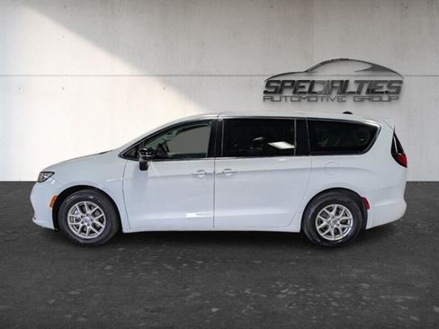 Used 2024 Chrysler Pacifica Touring-L FWD image 7