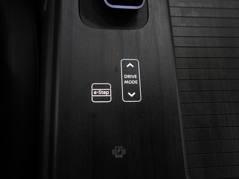 Used 2025 Nissan Ariya AWD image 24