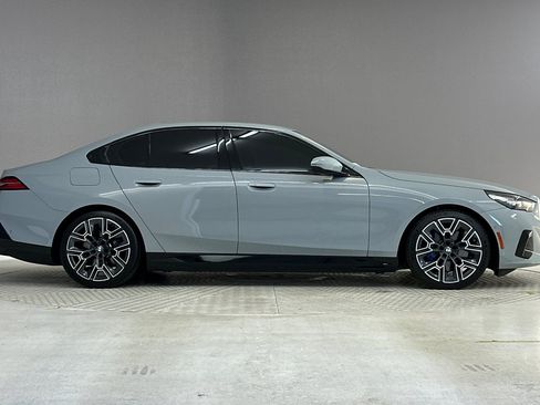 Used 2026 BMW i5 eDrive40 w/ M Sport Package RWD image 7