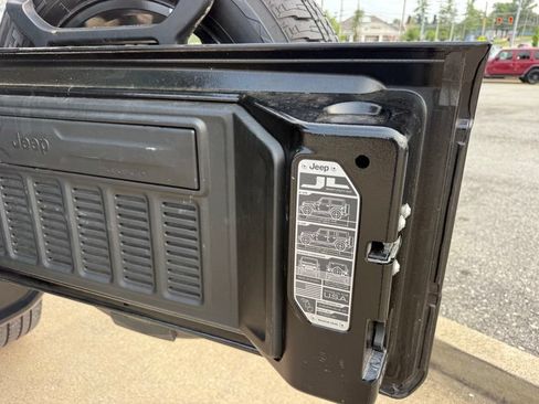 Used 2021 Jeep Wrangler Unlimited Sahara AWD/4WD image 28