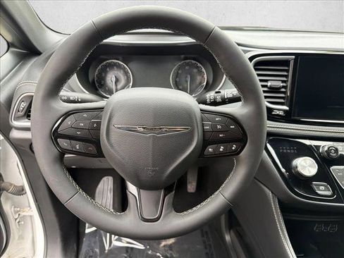 Used 2025 Chrysler Pacifica Limited FWD image 14