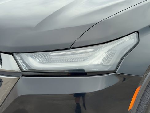 Used 2023 Chevrolet Traverse LT FWD image 12