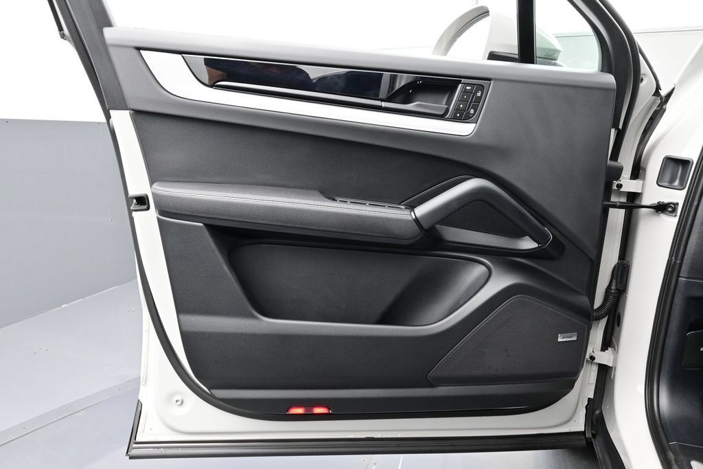 Certified 2024 Porsche Cayenne Coupe AWD/4WD image 7