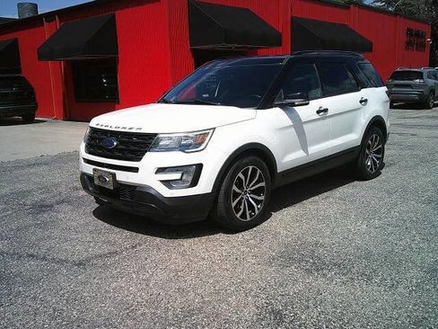 Used 2017 Ford Explorer Sport w/ Equipment Group 401A AWD/4WD image 2