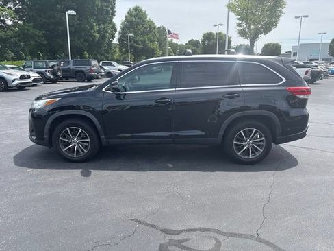 Used 2019 Toyota Highlander XLE FWD image 2