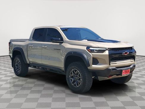 Used 2024 Chevrolet Colorado ZR2 w/ Technology Package AWD/4WD image 3