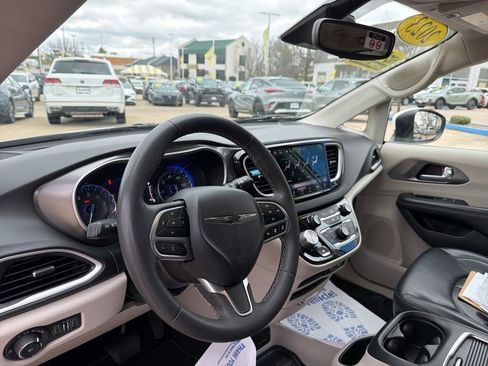 Used 2023 Chrysler Pacifica Touring-L FWD image 18