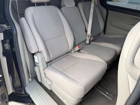 Used 2021 Kia Sedona LX FWD image 12