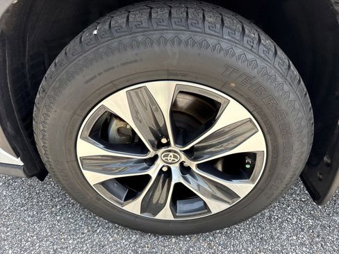 Used 2023 Toyota Highlander XLE AWD/4WD image 10