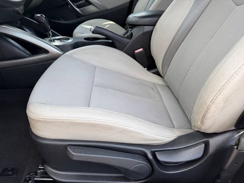 Used 2013 Hyundai Veloster w/ Style Pkg FWD image 11