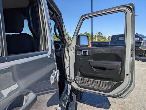 Certified 2022 Jeep Gladiator Willys image 56