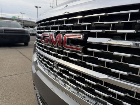 Used 2021 GMC Acadia Denali w/ Denali Technology Package image 15