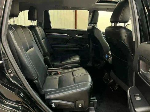 Used 2018 Toyota Highlander SE image 30