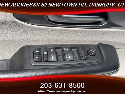 Used 2022 Chrysler Pacifica Touring-L FWD image 11