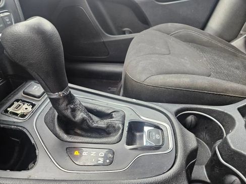 Used 2019 Jeep Cherokee Latitude w/ Popular Appearance Group image 23