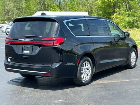 Used 2025 Chrysler Pacifica Select FWD image 49