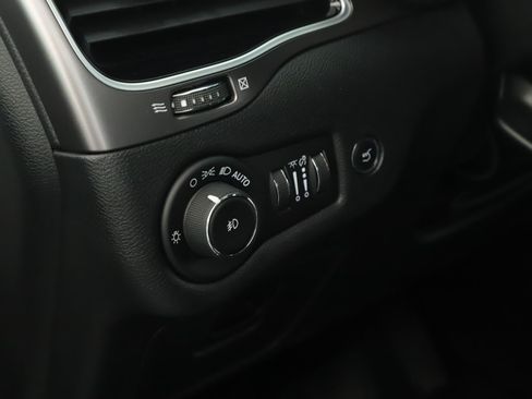 Used 2019 Jeep Cherokee Limited w/ Technology Group AWD/4WD image 8