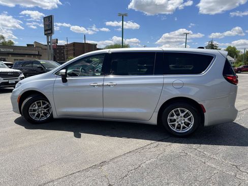 Used 2023 Chrysler Pacifica Touring-L FWD image 8