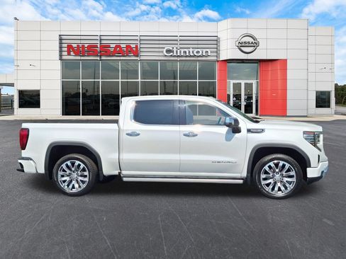 Used 2023 GMC Sierra 1500 Denali AWD/4WD image 2
