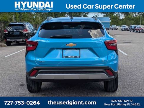 Used 2025 Chevrolet Trax LT FWD image 4