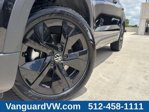 Used 2025 Volkswagen Taos SE w/ Panoramic Sunroof Package FWD image 5