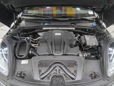 Used 2024 Porsche Macan S AWD/4WD image 31