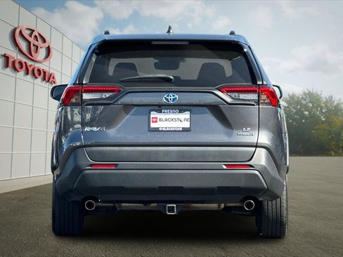 Used 2021 Toyota RAV4 LE image 4