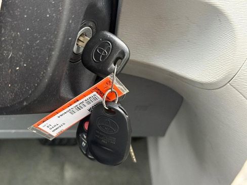 Used 2012 Toyota Sienna XLE image 33