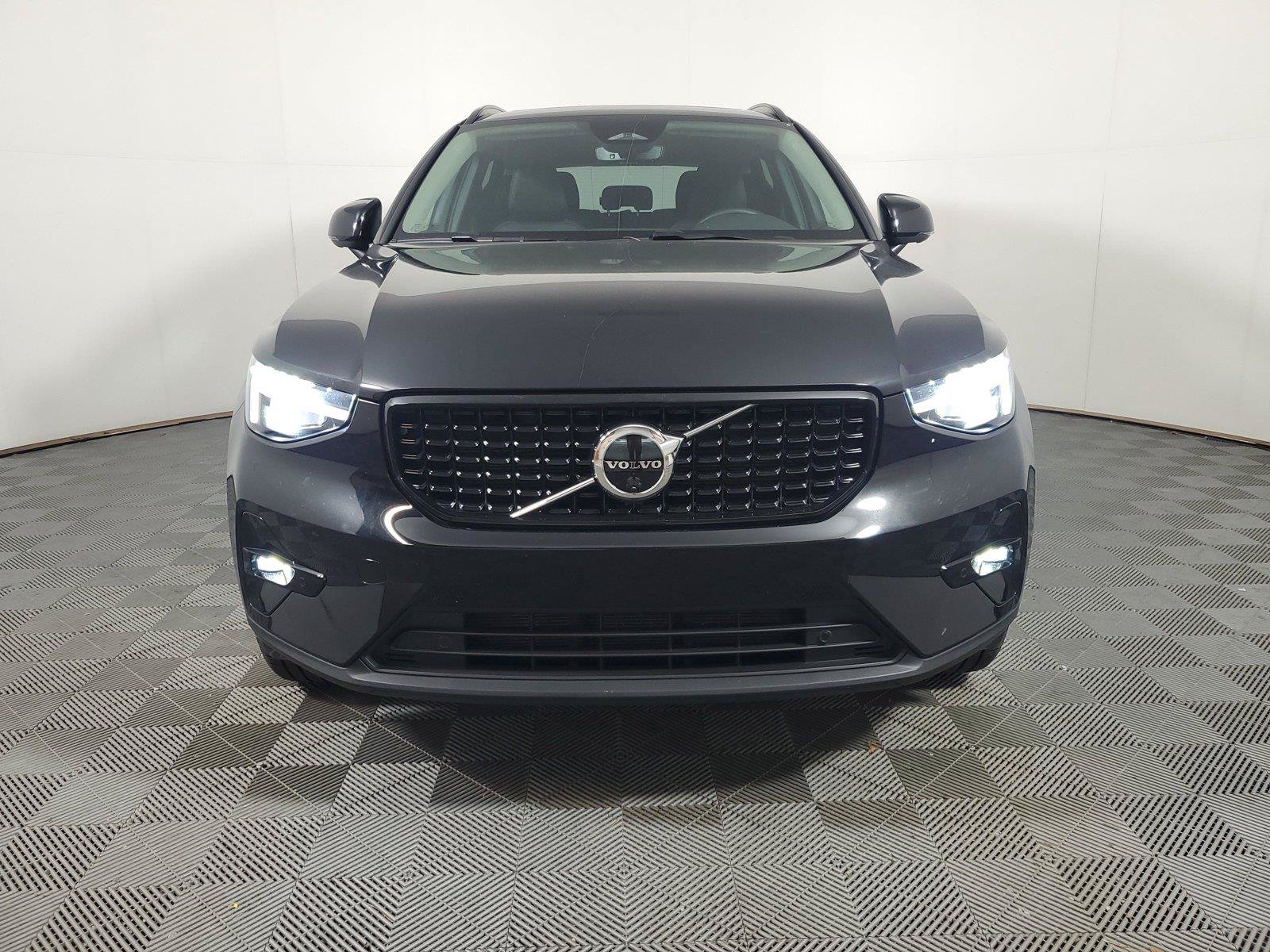 Certified 2026 Volvo XC40 B5 Plus AWD/4WD image 2