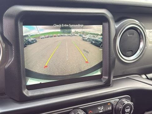 Used 2022 Jeep Wrangler Unlimited Sahara w/ Cold Weather Group AWD/4WD image 16